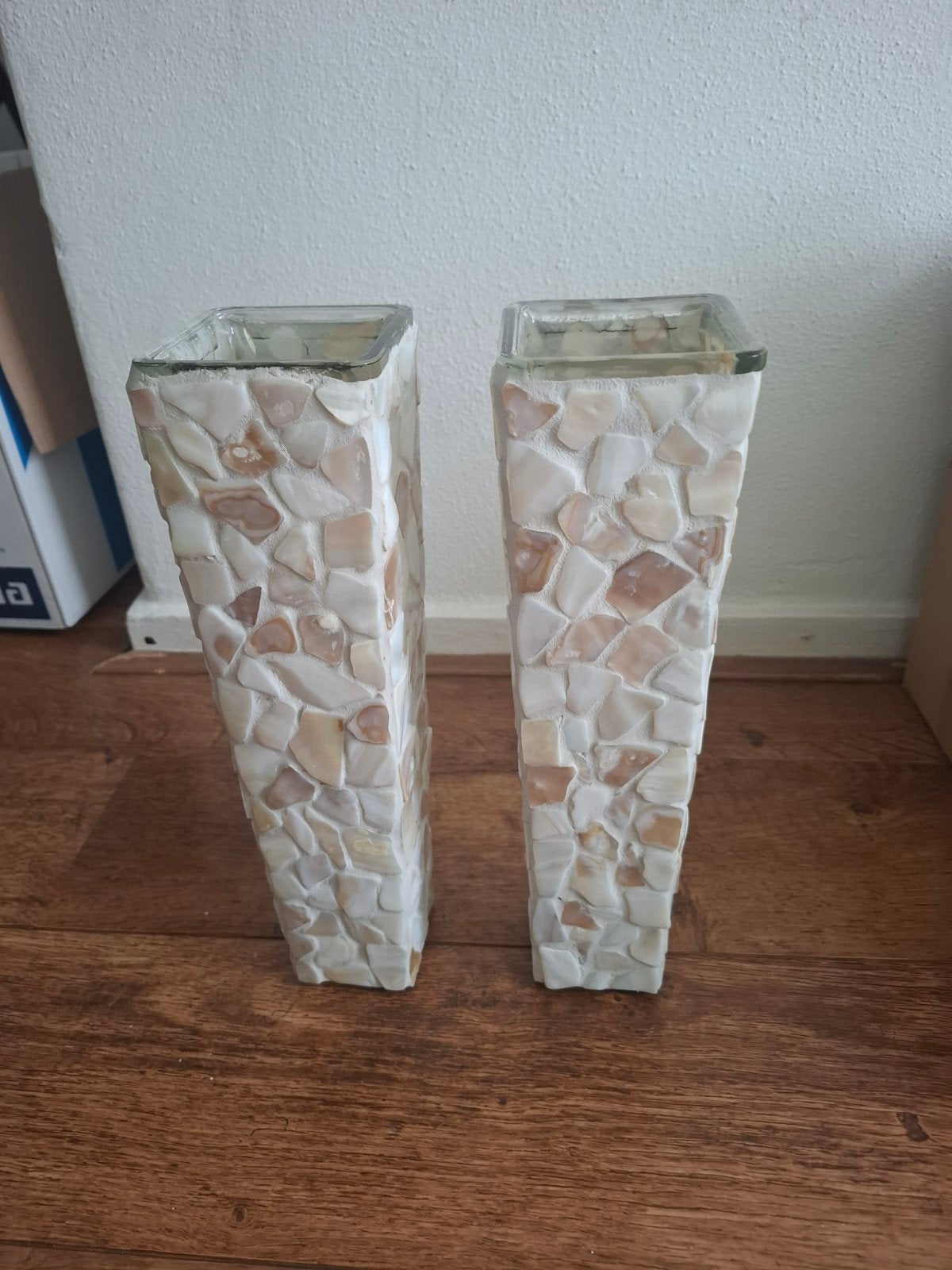 Set van 2 glazen vazen met schelpenmozaïek, Gebruikt, Ophalen of Verzenden, Glas, Meerkleurig