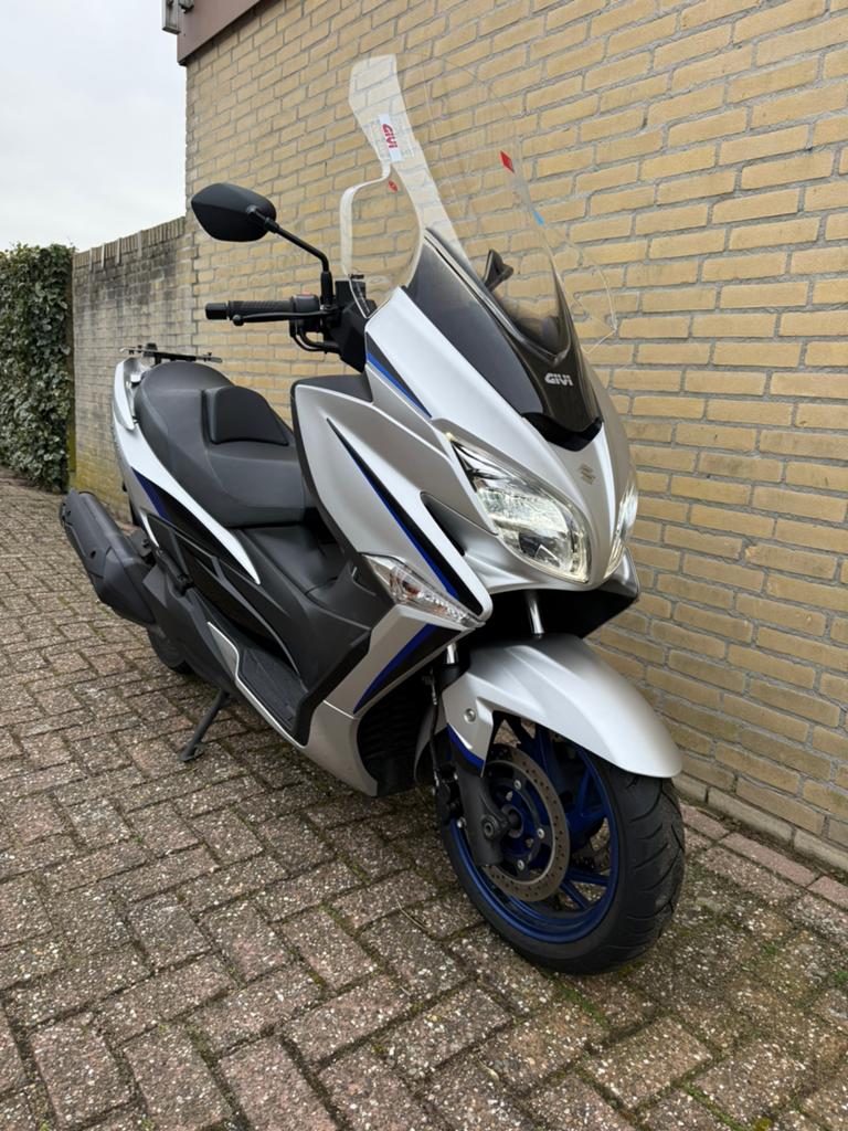 Suzuki Burgman 400cc 2023 63667KM A2 Motorscooter, Motoren, Motoren | Suzuki, Bedrijf, Scooter, Ophalen
