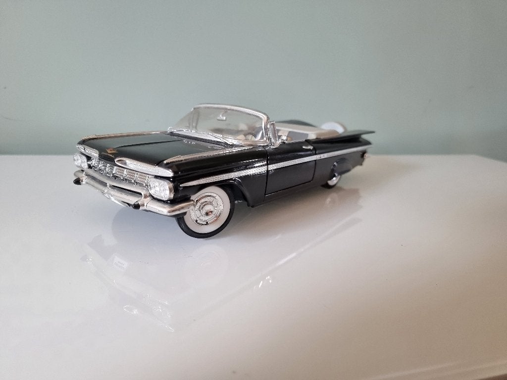 Chevrolet Impala Cabriolet Road Signature | 1:18, Ophalen of Verzenden, Gebruikt, Auto, Overige merken