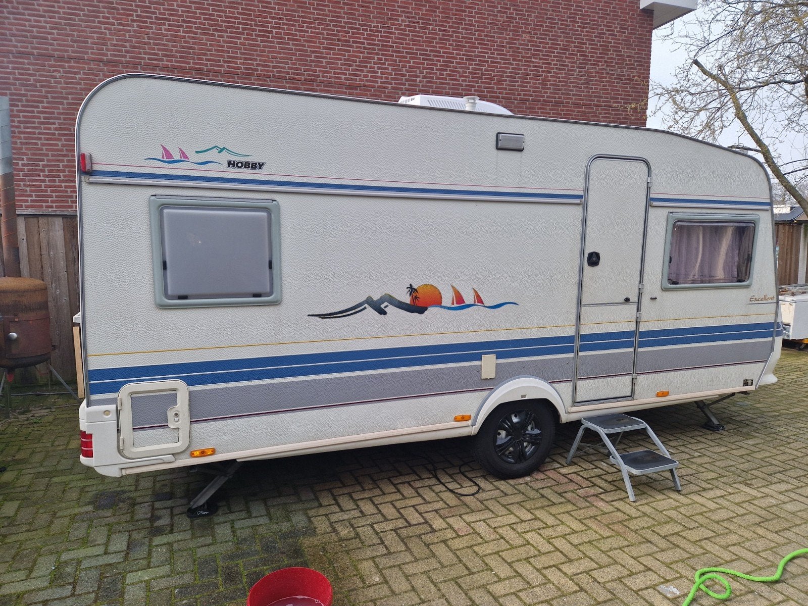 Hobby 495 uit 1996 met vaste dak airco, Caravans en Kamperen, Caravans, Rondzit, Hobby, Frans bed, 7 tot 8 meter
