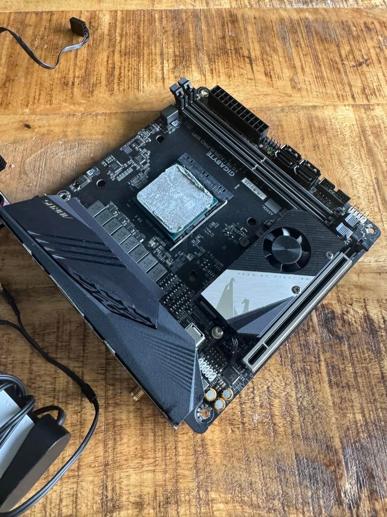 Gigabyte X570 Aorus ITX moederbord met Thermalright koeler, Computers en Software, Moederborden, Ophalen of Verzenden, Zo goed als nieuw