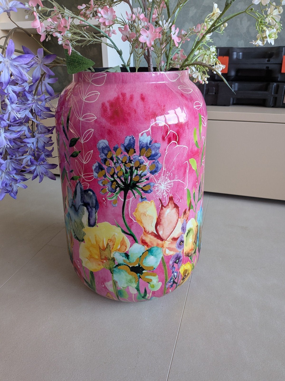 Grote roze vaas met bloemenprint - Fiesta fuchsia, Ophalen, Overige materialen, Zo goed als nieuw, Met patroon/structuur