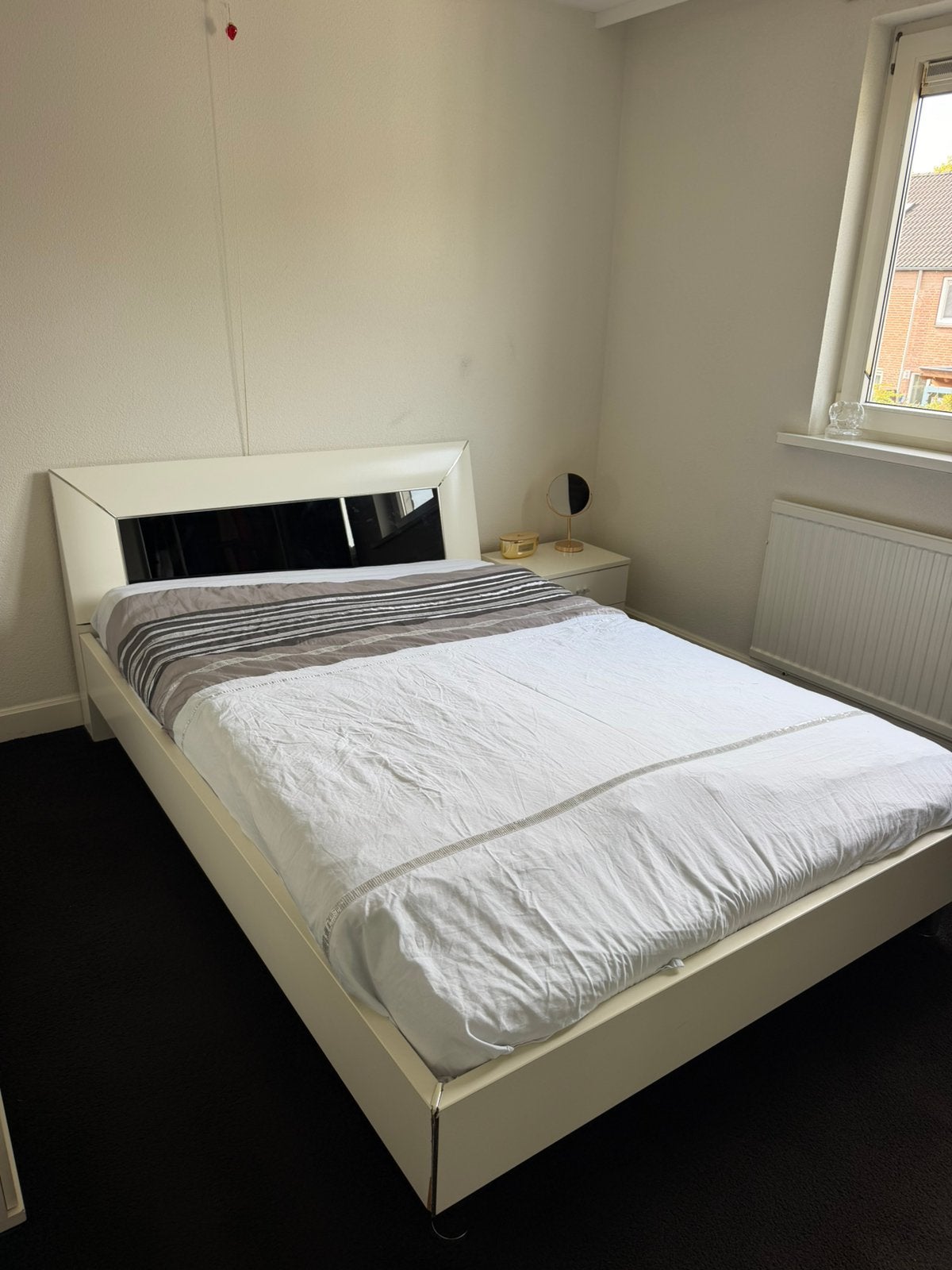 Beterbed met matras en nachtkastje – gratis af te halen