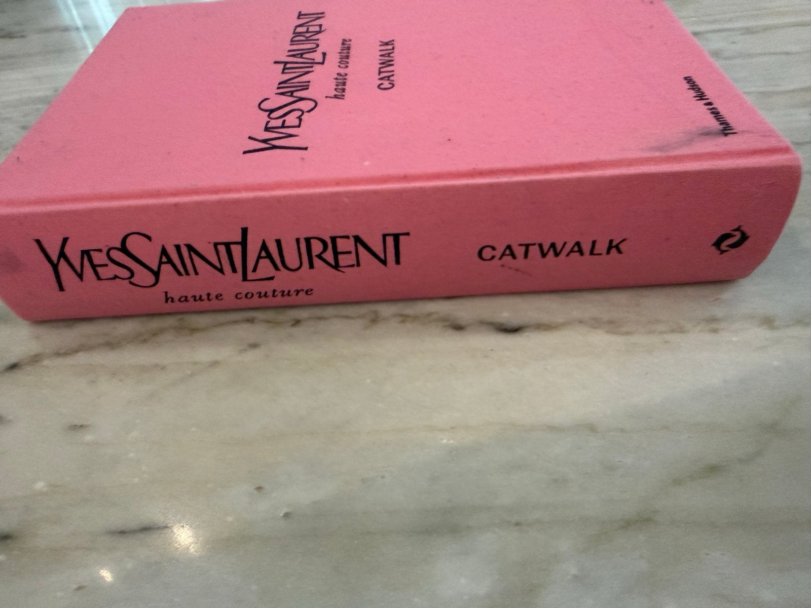 Yves Saint Laurent Catwalk Haute Couture Tafelboek, Boeken, Ophalen of Verzenden, Zo goed als nieuw, Couturiers