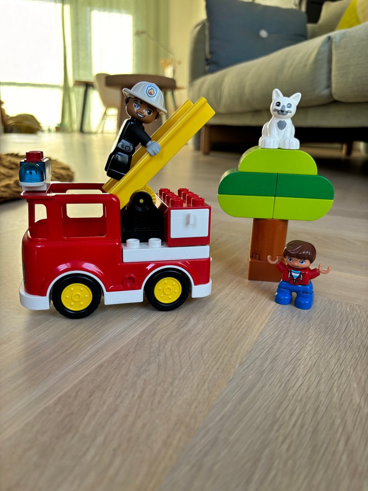 Lego Duplo 10901 Brandweerwagen met Brandweerman en Kat, City, Ophalen of Verzenden, Zo goed als nieuw, Compleet