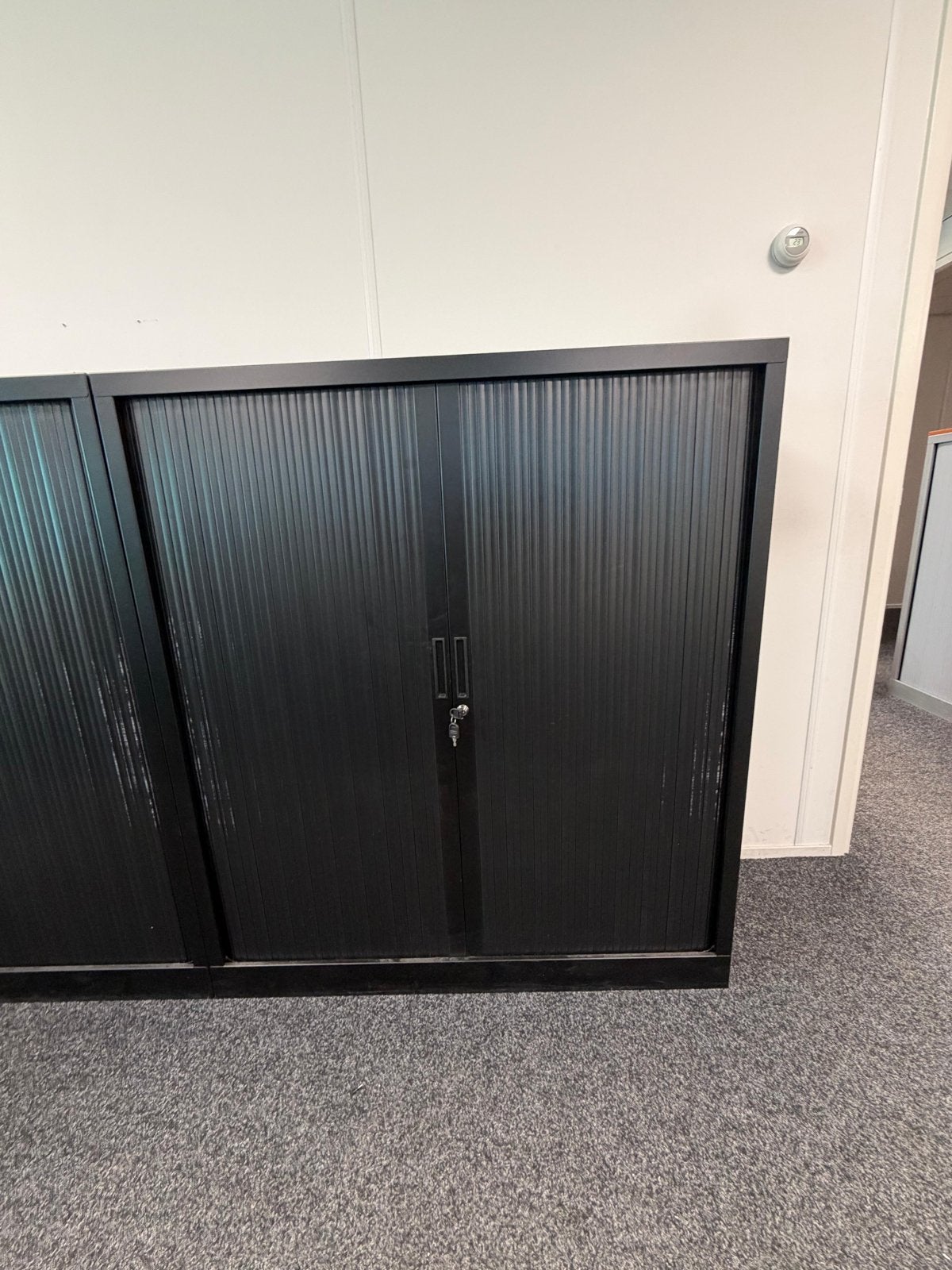 Nette matzwarte metalen roldeurkasten (135x120x45 cm), Huis en Inrichting, Kasten | Roldeurkasten en Archiefkasten, Ophalen, Gebruikt