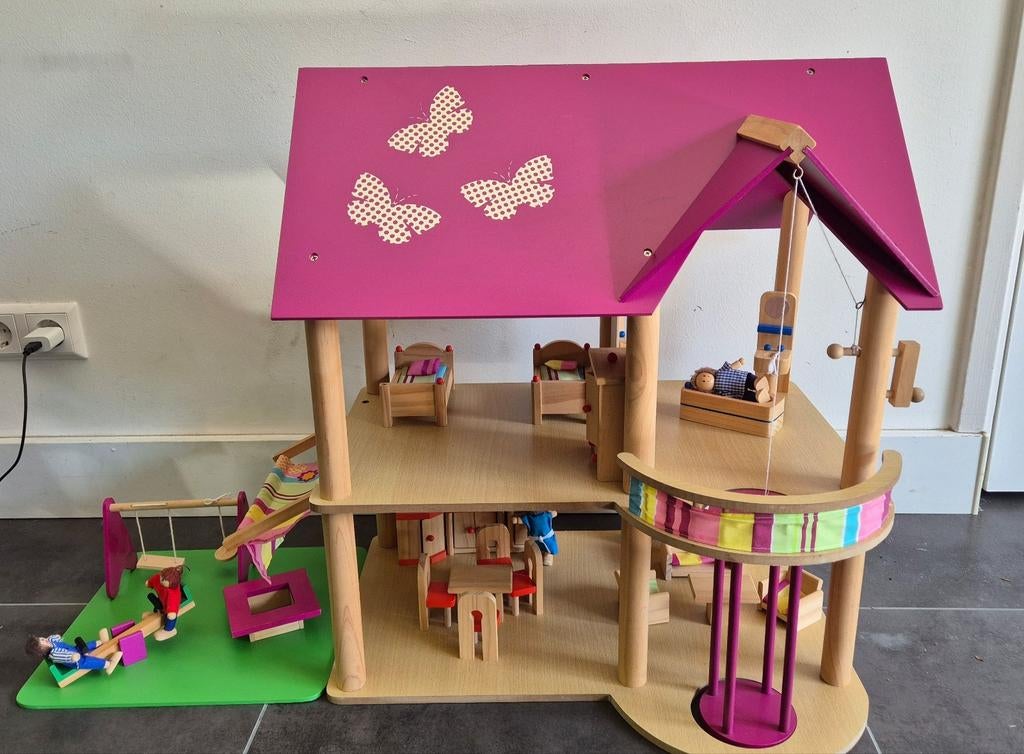 Houten Poppenhuis met Meubels en Speeltuin, Ophalen, Zo goed als nieuw, Jongen of Meisje