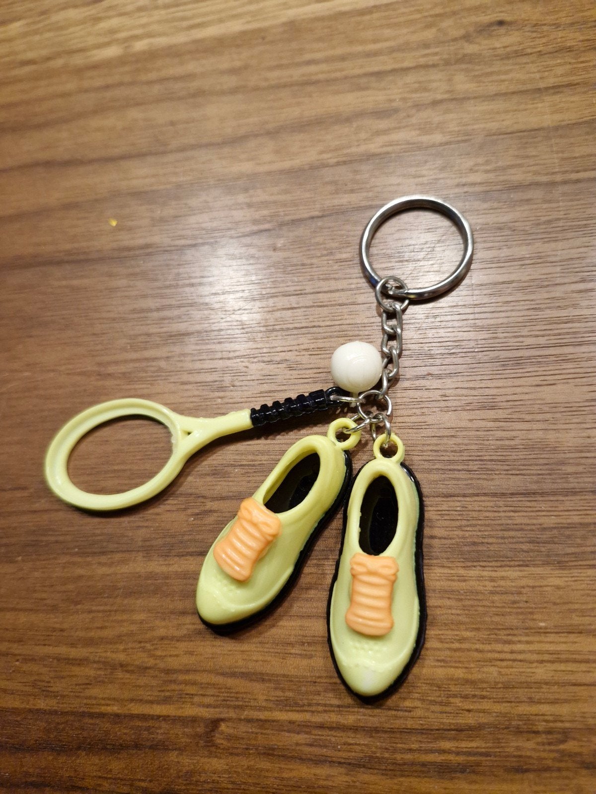 252 Sleutelhanger Tennisset schoenen en racket, Verzamelen, Ophalen of Verzenden, Merk