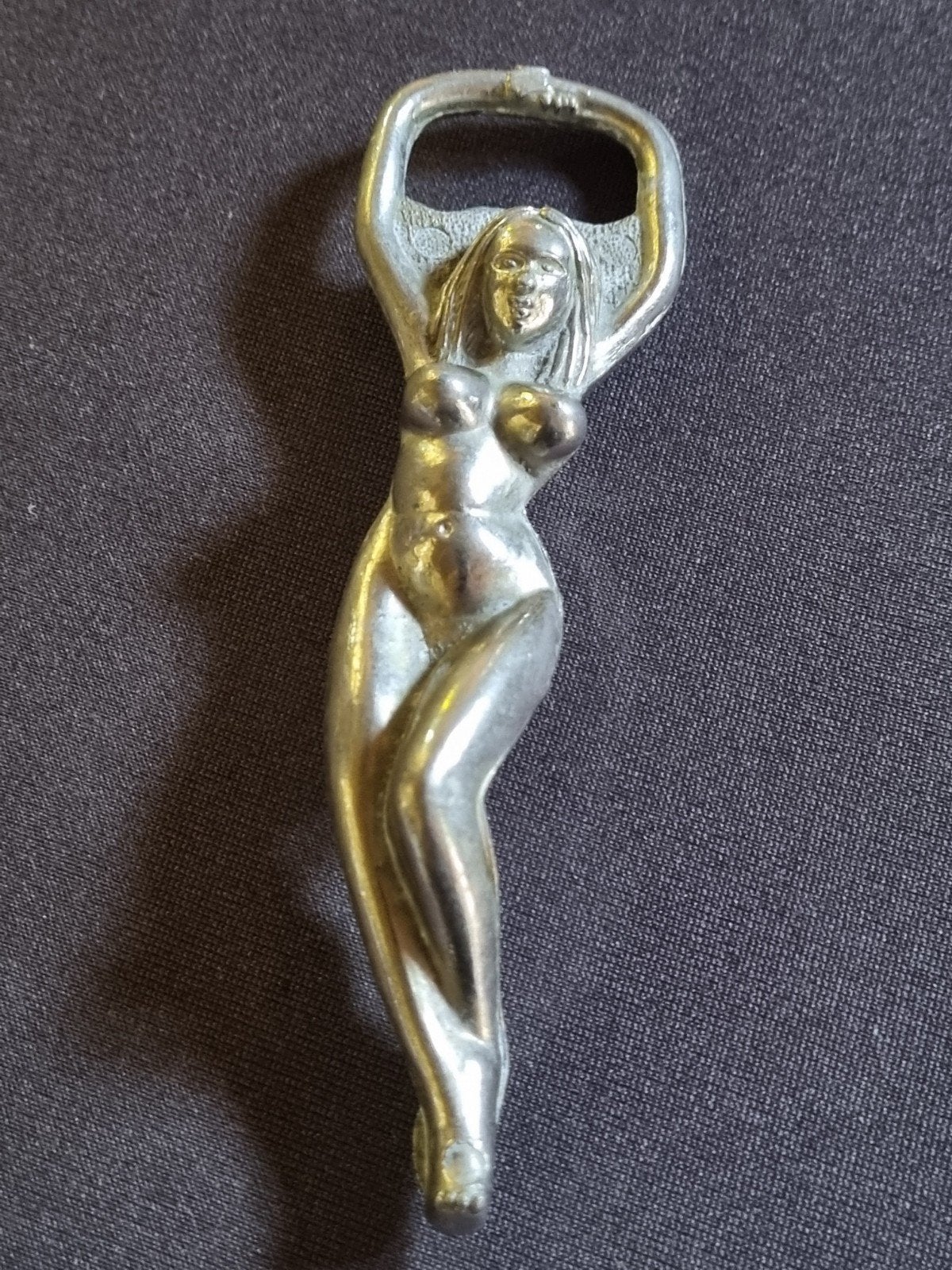 Vintage Flessenopener Vrouwelijk Figuur Metaal, Verzamelen, Ophalen of Verzenden