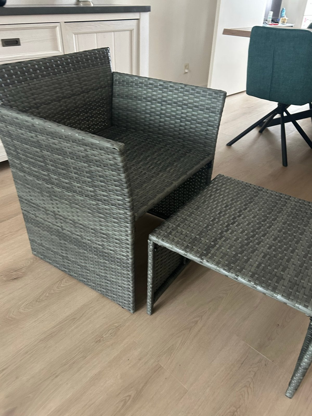 Comfortabele rotan stoel met voetenbank - Grijs, Huis en Inrichting, Fauteuils, Ophalen, Kunststof, 75 tot 100 cm, Zo goed als nieuw