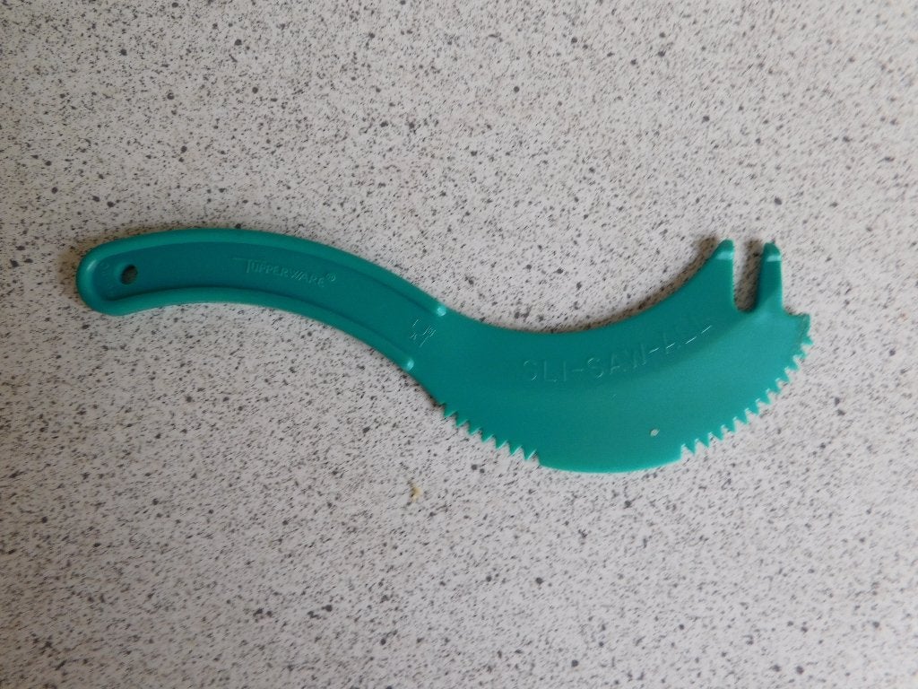Tupperware Keukenhulpje Sil Saw All Tomatenmes Turquoise, Huis en Inrichting, Keuken | Tupperware, Ophalen of Verzenden, Zo goed als nieuw