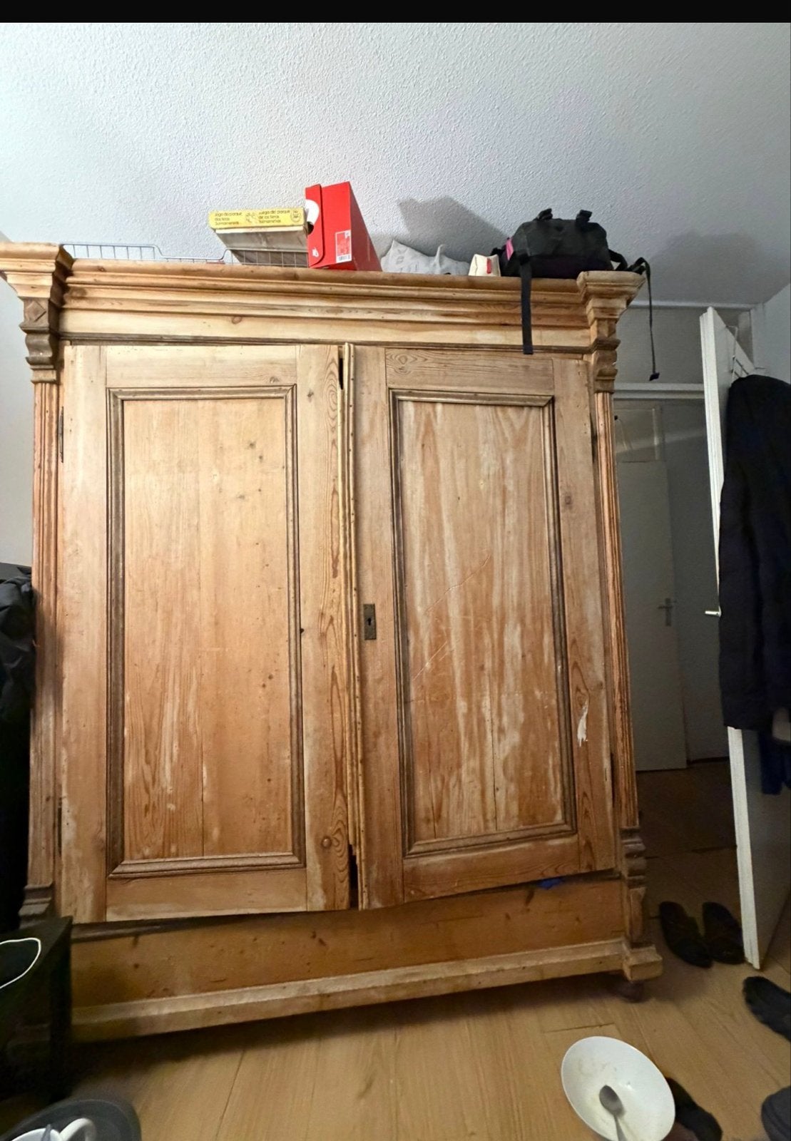 Massief grenen kast met veel opbergruimte, Antiek en Kunst, Antiek | Meubels | Kasten, Ophalen of Verzenden