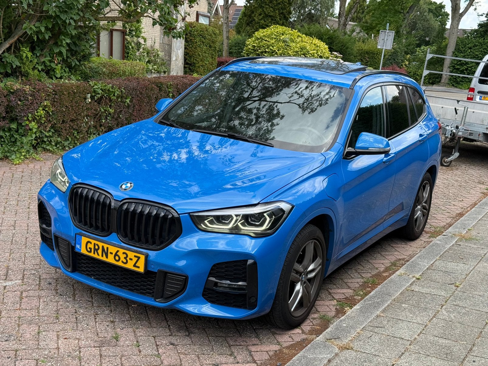 BMW X1 25e M-Sport | plugin | pano | stoelverw | cam | trekh, Auto's, BMW, 125 pk, Blauw, 3 cilinders, SUV of Terreinwagen
