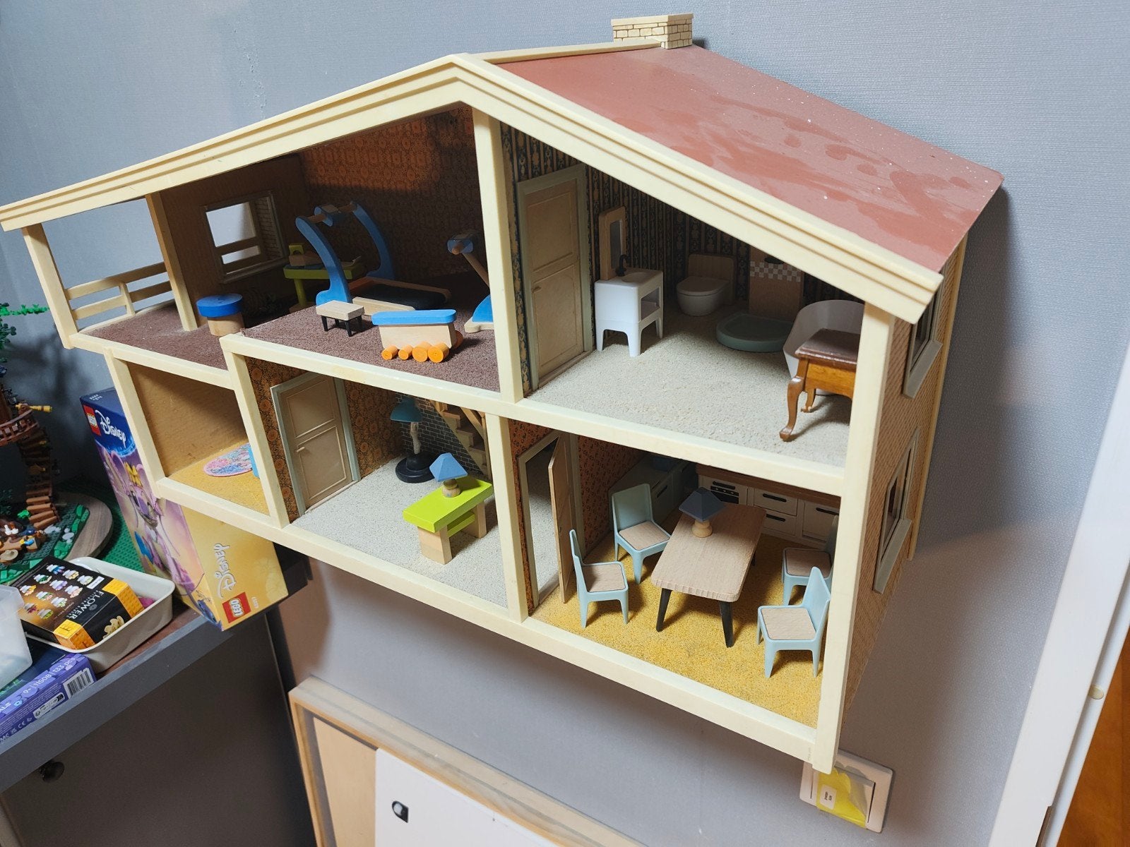 Gedetailleerd Poppenhuis met Meubels - Zo Goed als Nieuw, Ophalen, Gebruikt, Poppenhuis