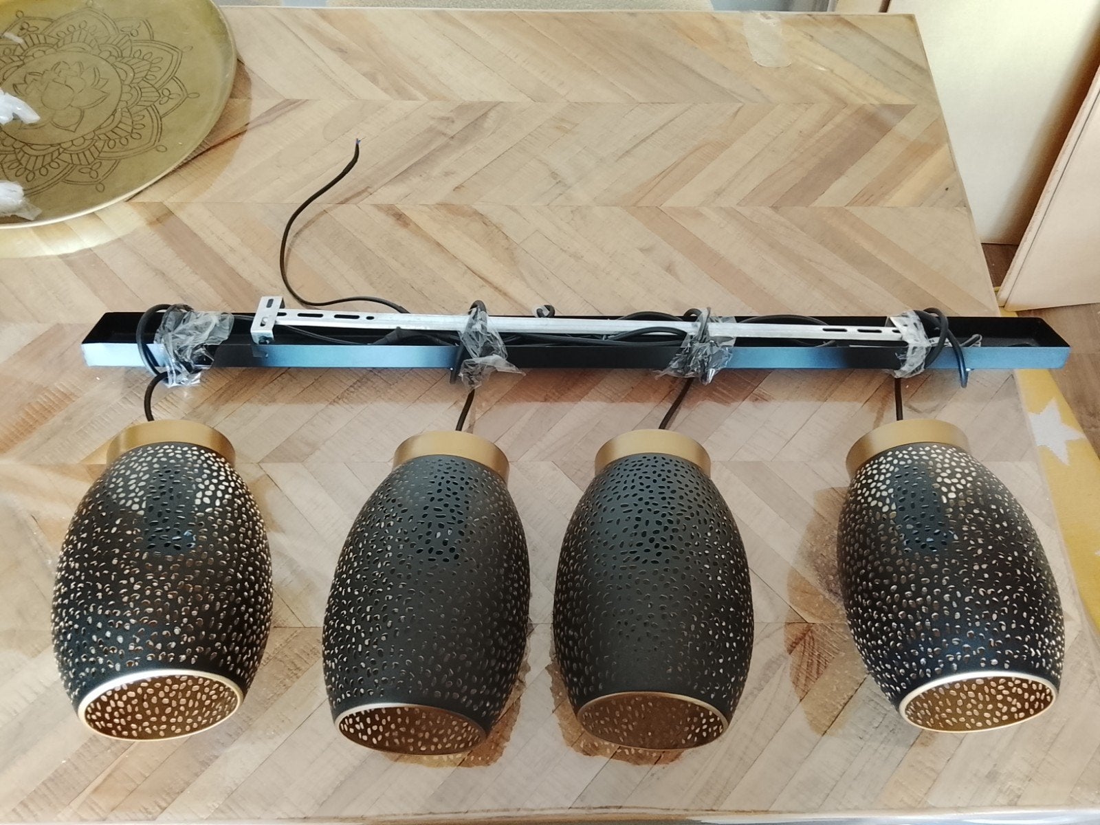 Hanglamp Laser 4 lichtbronnen - Zwart/Goudkleurig, Modern, Sfeervol, E14 (klein), Ophalen of Verzenden, Zo goed als nieuw