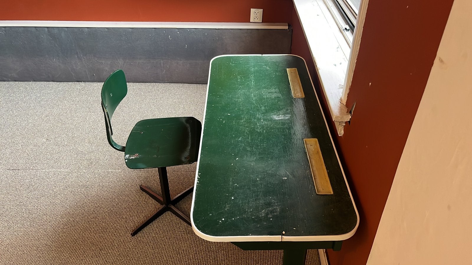 GRATIS OPHALEN Vintage schoolbureau met stoel - Groen, Ophalen, Gebruikt, 50 tot 100 cm, Metaal