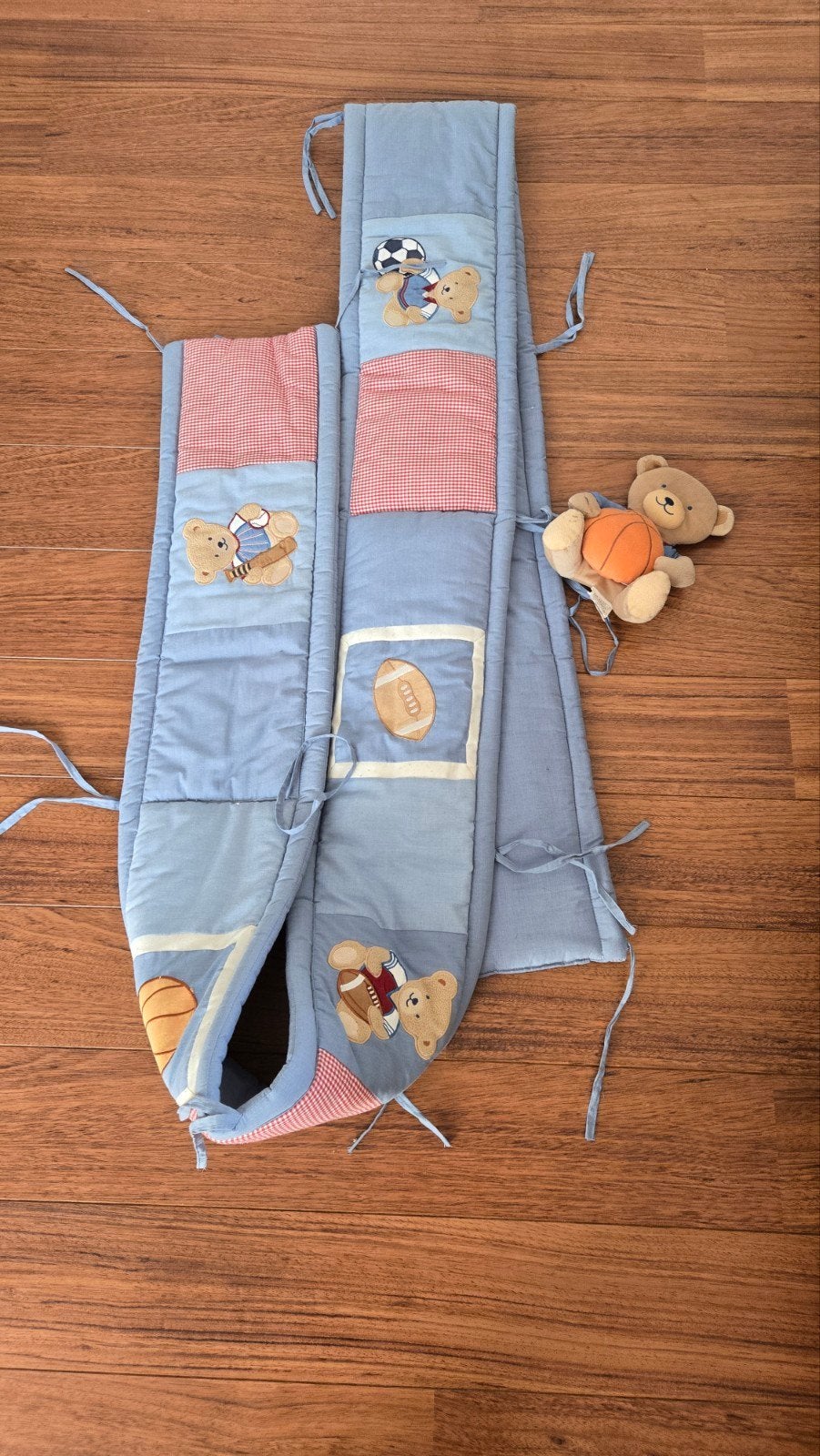 Baby bed bumper met teddybeer en sportmotieven, Ophalen, Gebruikt