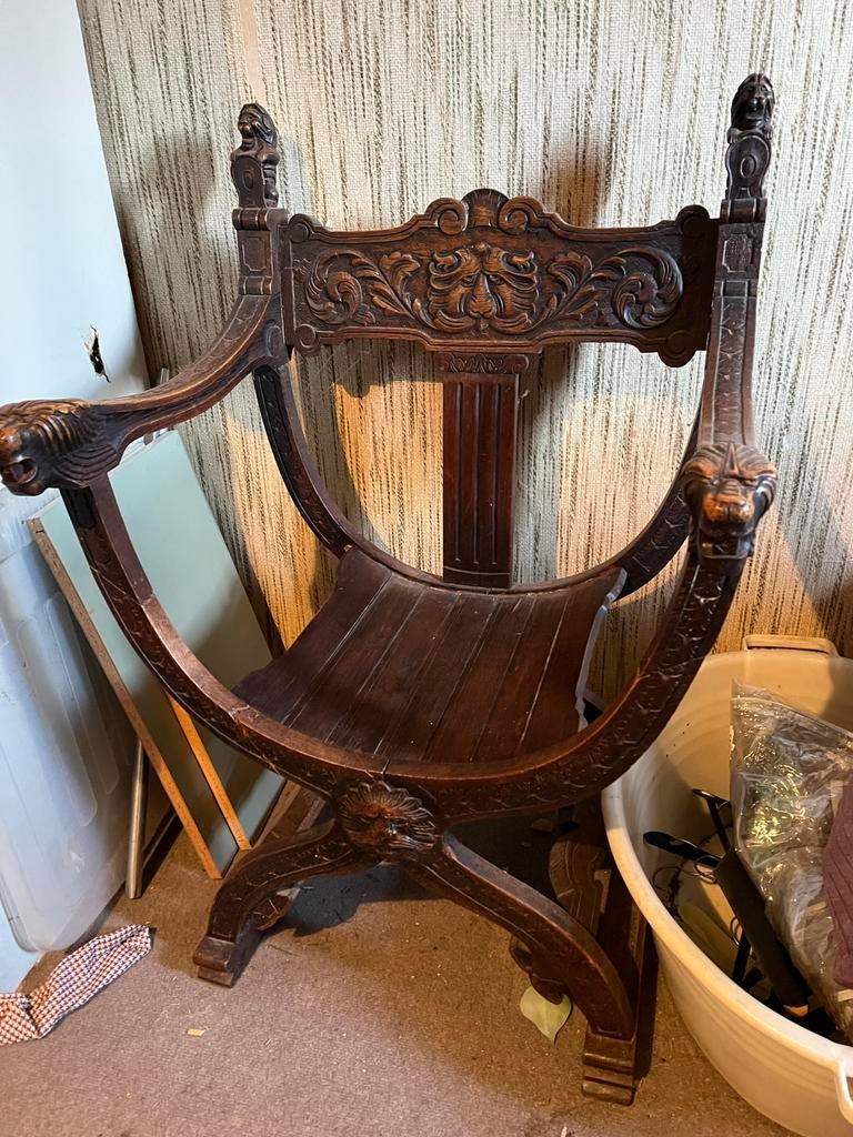 Antieke Dagobertstoel met houtsnijwerk, Antiek en Kunst, Antiek | Meubels | Stoelen en Banken, Ophalen