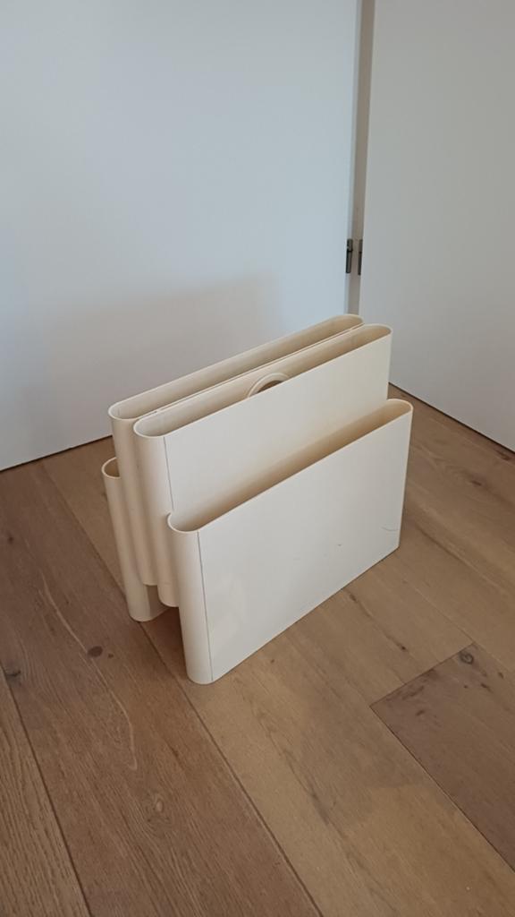 Vintage Kartell 4676 lectuurbak van Giotto Stoppino, Huis en Inrichting, Woonaccessoires | Krantenbakken en Lectuurbakken, Ophalen