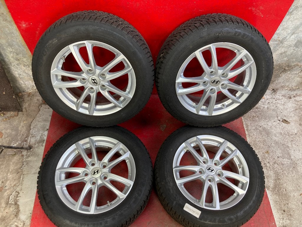 Winterbanden Hyundai Kona 205/60R16 Dunlop, Auto-onderdelen, Gebruikt, 16 inch, ., Banden en Velgen