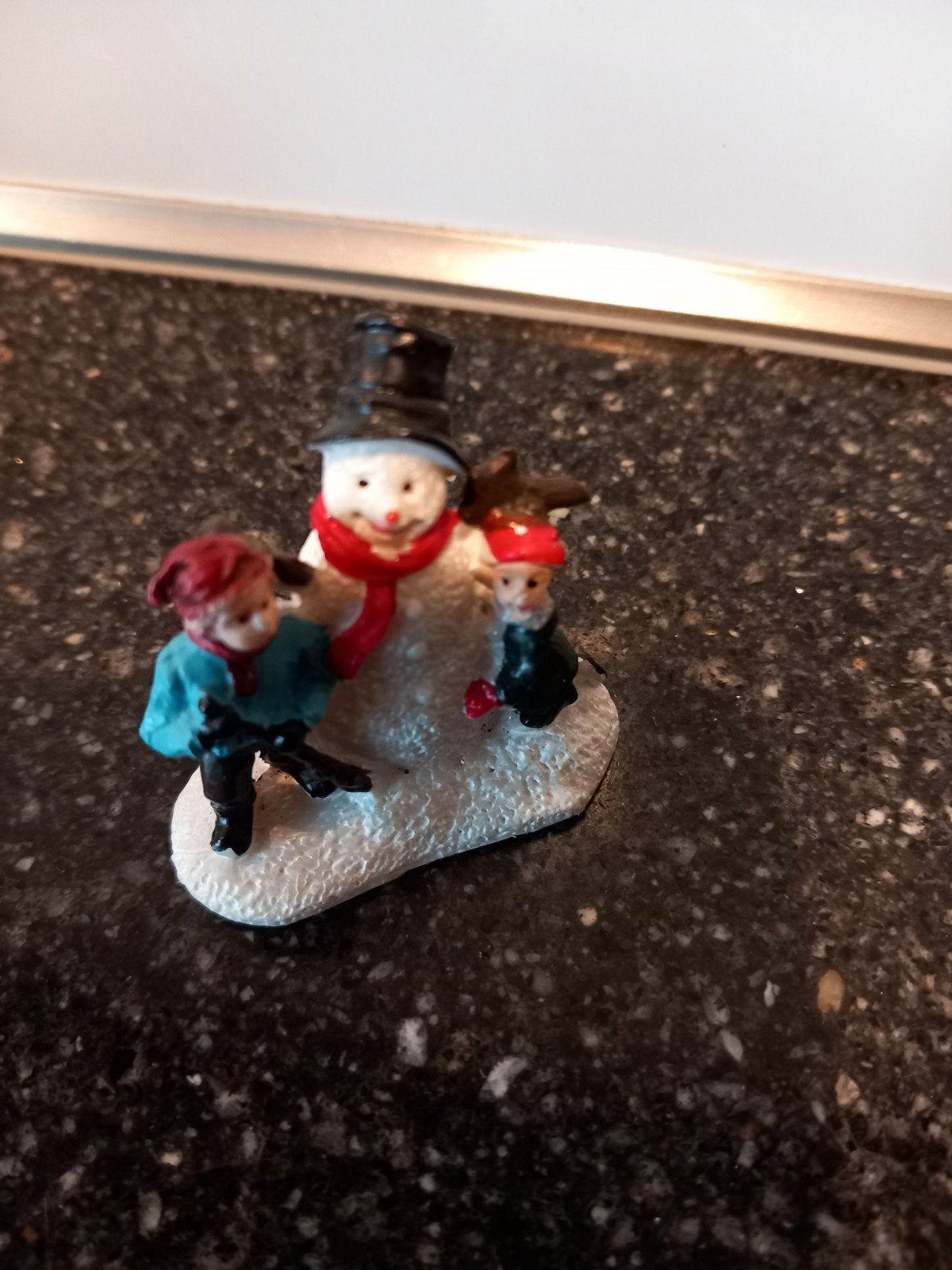 Kerstdorp kinderen met sneeuwpop, Ophalen of Verzenden