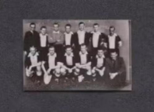 Voetbalplaatje 't Gooi Hilversum Elftal 1951-1952., Ophalen of Verzenden, Zo goed als nieuw