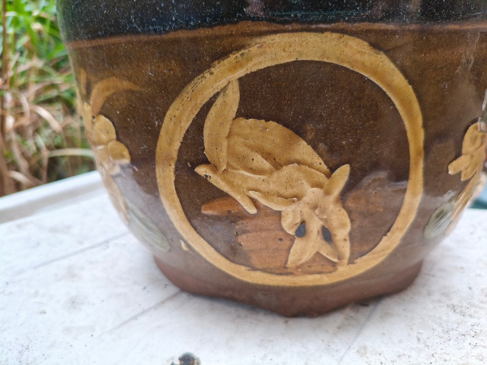 aziatische aardewerk bloempot met bloemen relief - ø 25 cm, Gebruikt, Rond, Ophalen of Verzenden, Balkon