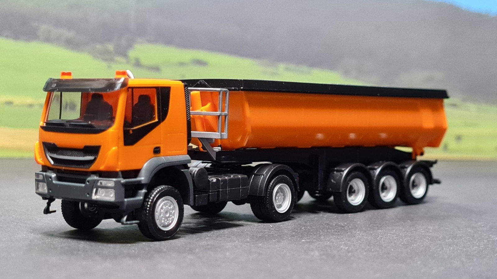 138 Herpa 1:87 Iveco Trakker kippertrailer, Ophalen of Verzenden, Nieuw, Bus of Vrachtwagen, Herpa
