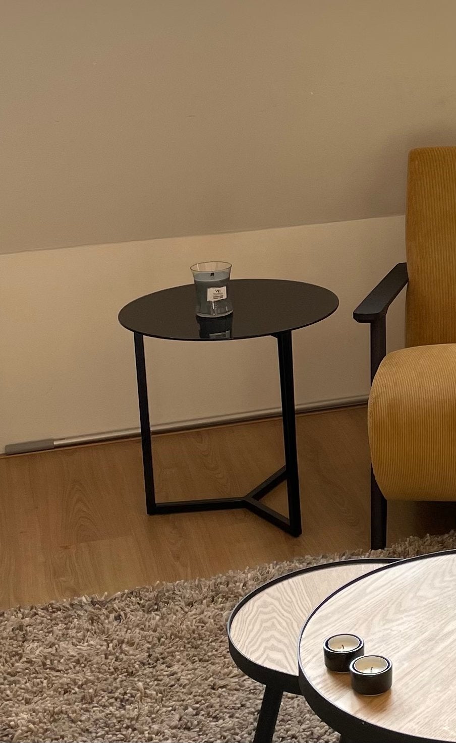 Goossens bijzettafel zwart met donkere glasplaat, Huis en Inrichting, Tafels | Bijzettafels, Minder dan 55 cm, Rond, Ophalen, 45 tot 60 cm
