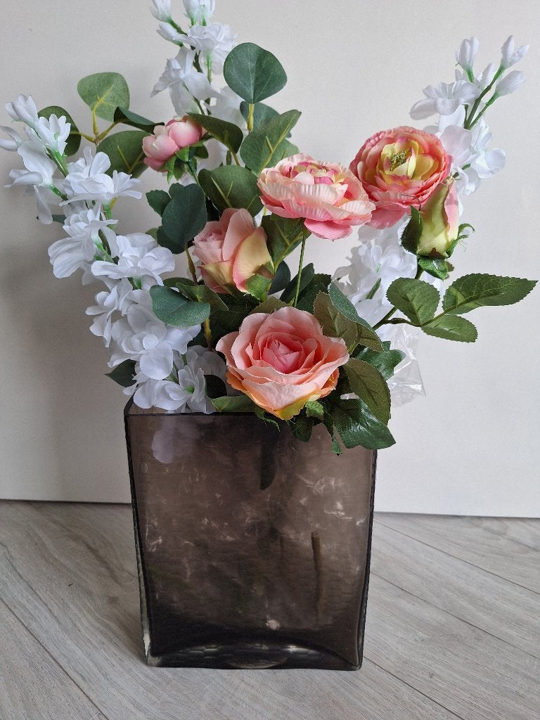 Bruinkleurige glazen vaas met of zonder zijden bloemen, Huis en Inrichting, Overige stijlen, Ophalen of Verzenden, Zo goed als nieuw