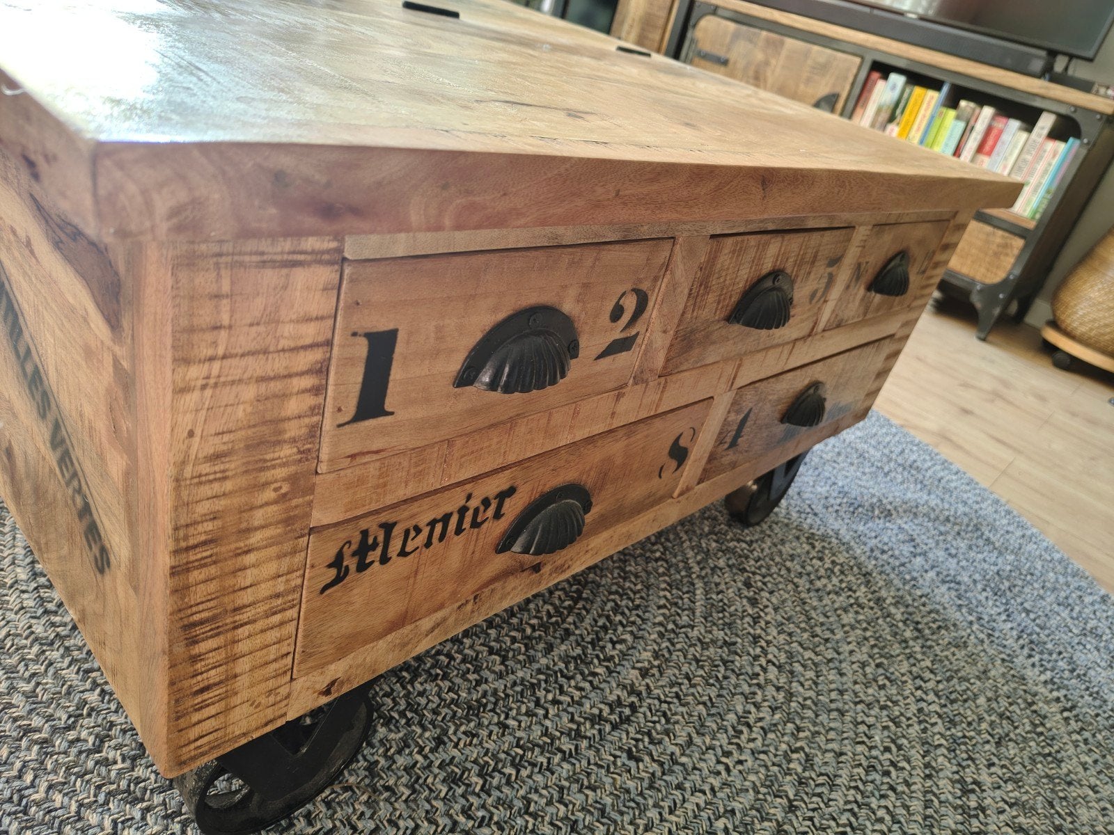 Industriële salontafel op wielen van mangohout, Ophalen, 50 tot 100 cm, Vierkant, 50 tot 100 cm