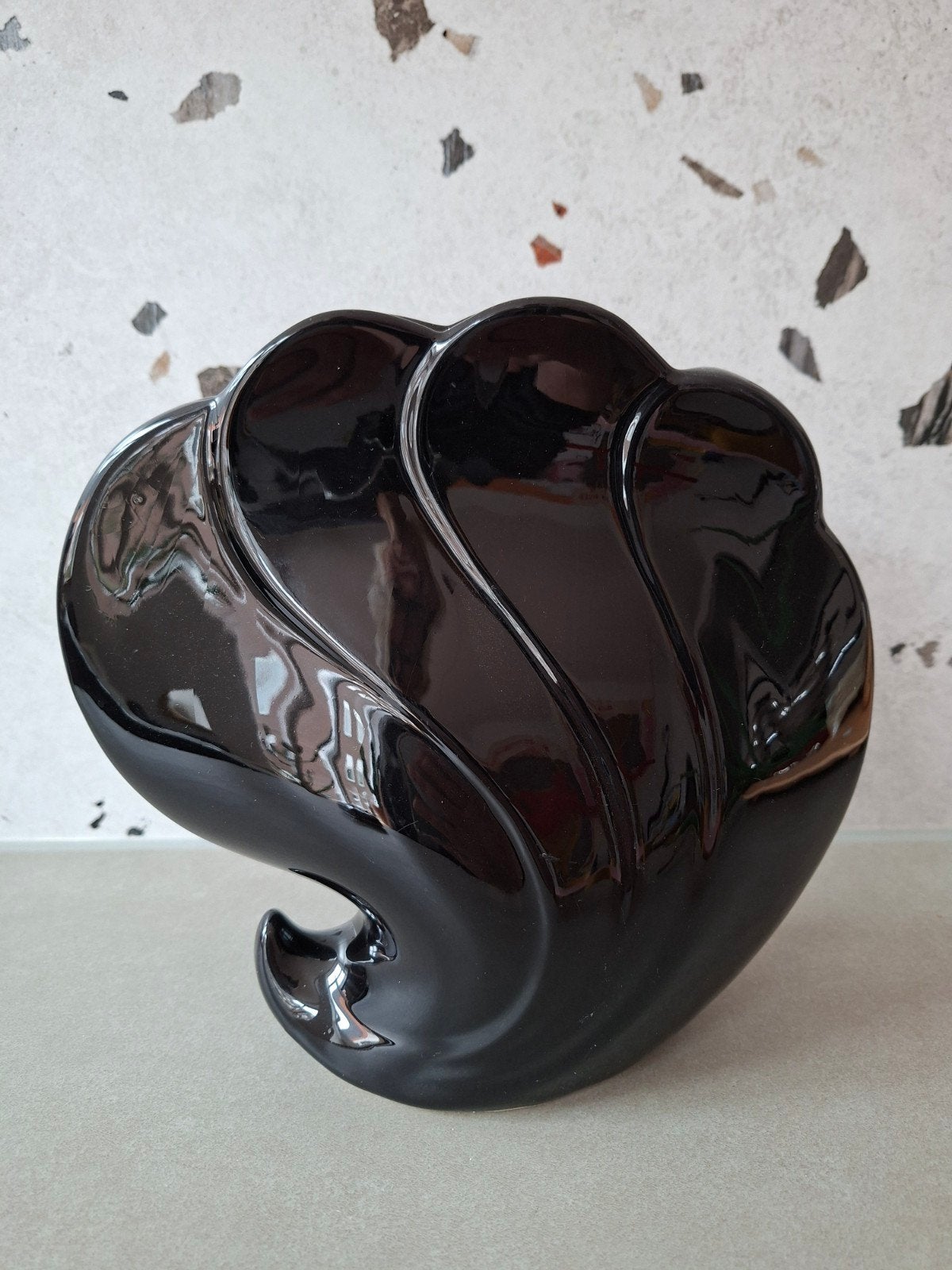 Vintage 80's zwarte vaas in schelpvorm, Hollywood Regency st, Verzamelen, Ophalen of Verzenden, Huis en Inrichting