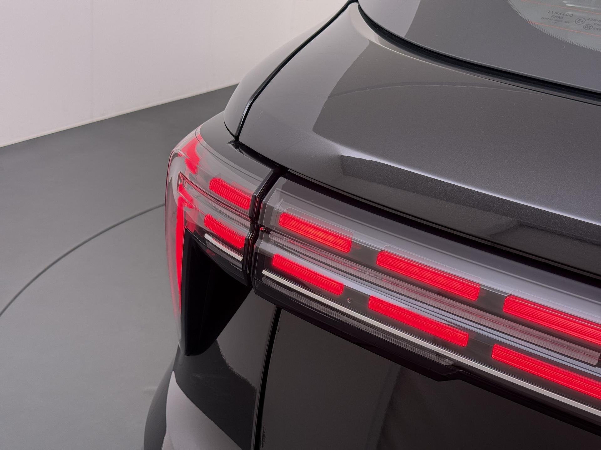 Lynk & Co 01 1.5 Core FABRIEKSGARANTIE T/M 2030! | ACHTERUIT, Auto's, 4 cilinders, Alcantara, Zwart, Plug-in hybride