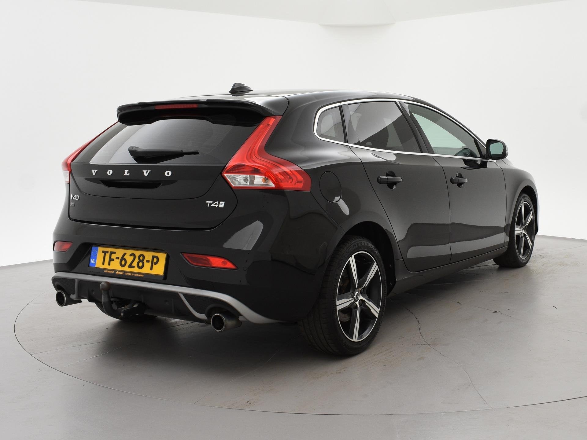 Volvo V40 2.0 T4 190 PK R-DESIGN SPORT + AFN. TREKHAAK | LED, Voorwielaandrijving, Gebruikt, Euro 6, Zwart