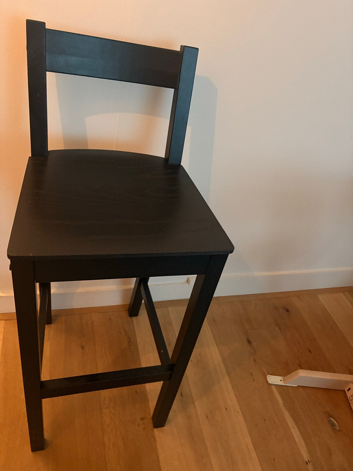 Ikea zwarte Nordviken houten barkruk met rugleuning, Huis en Inrichting, Ophalen, Gebruikt, Met voetsteun, Hout