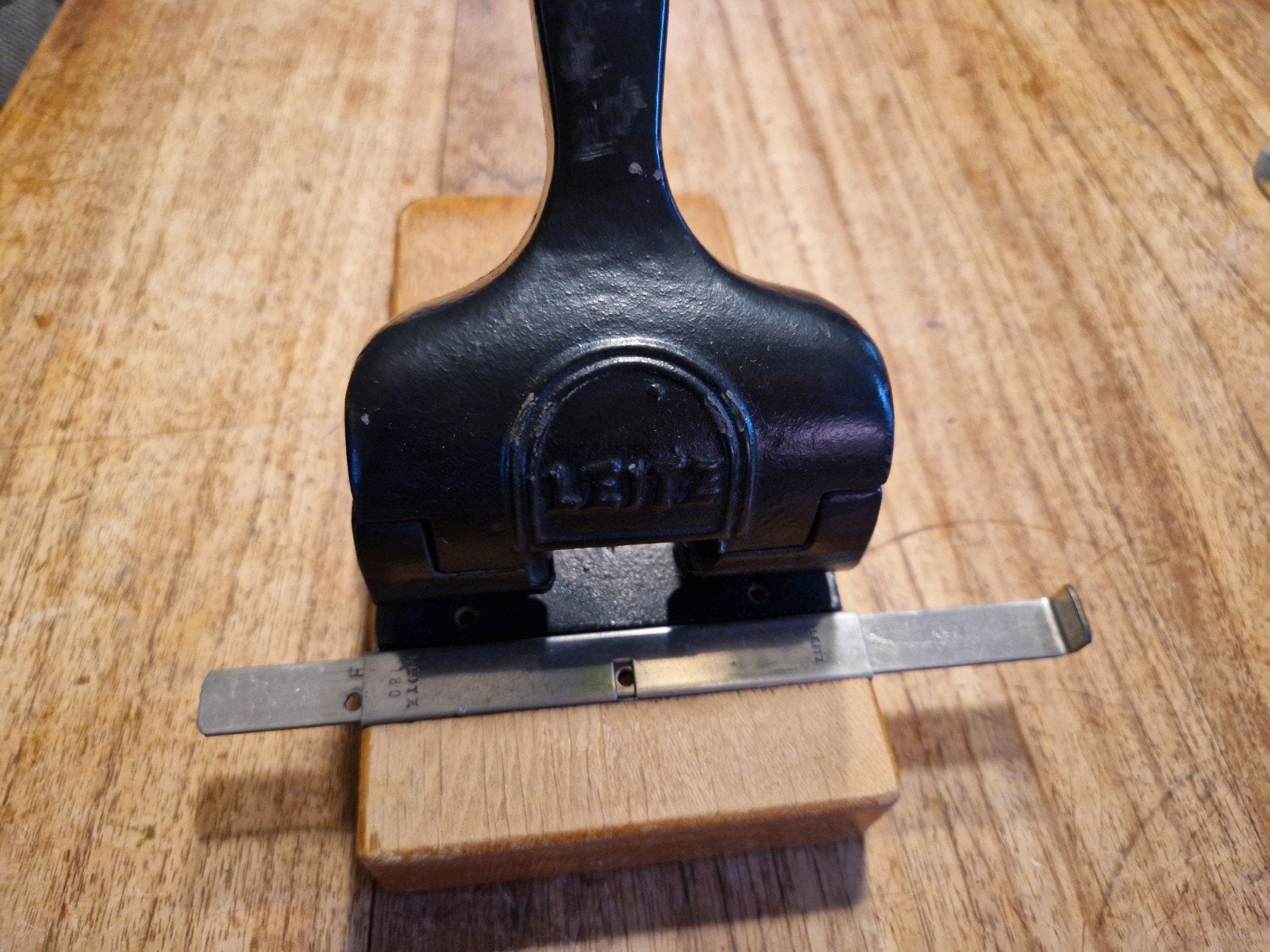 Vintage Leitz Perforator op Houten Basis - Zwaar Metaal, Antiek en Kunst, Ophalen of Verzenden