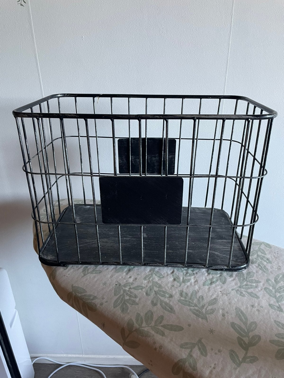 metalen krantenbak, Huis en Inrichting, Woonaccessoires | Krantenbakken en Lectuurbakken, Ophalen, Zo goed als nieuw