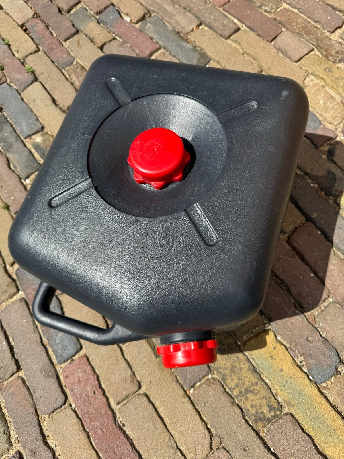 jerrycan met rode doppen, vuilwater, afvalwatertank, Ophalen, Gebruikt