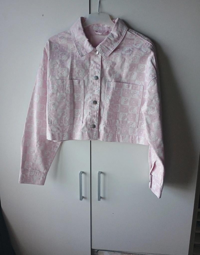 Roze spijkerjasje met Yin Yang print - Nieuw, Kleding | Dames, Jassen | Zomer, Maat 42/44 (L), Nieuw, Ophalen of Verzenden, Roze