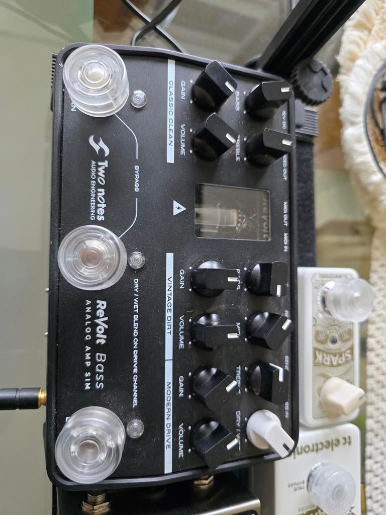 Two Notes ReVolt Bass Preamp - Analoge Bass Voorversterker, Muziek en Instrumenten, Effecten, Ophalen of Verzenden, Zo goed als nieuw