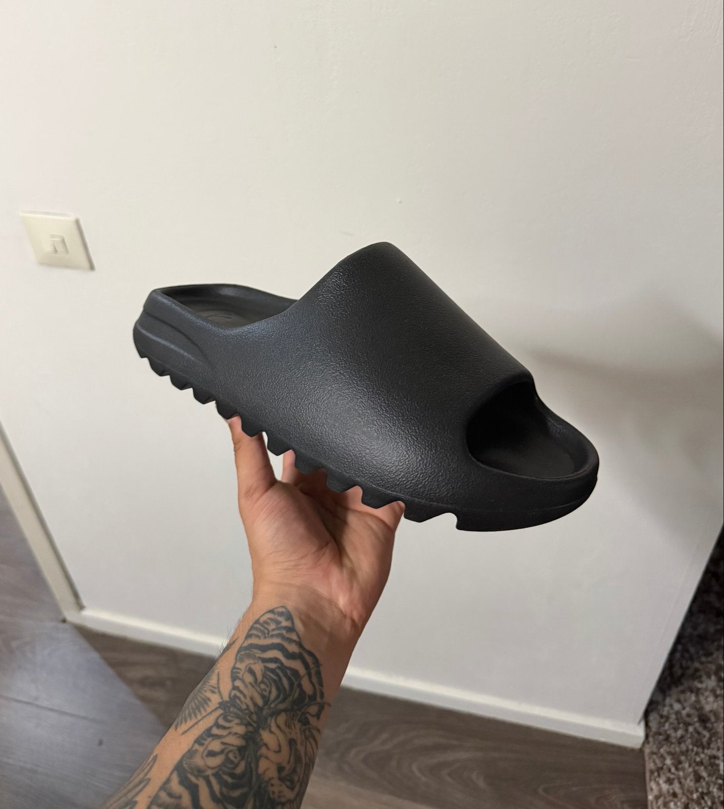 Adidas Yeezy Slide Onyx - Maat 45 11US, Ophalen of Verzenden, Zo goed als nieuw, Zwart, Slippers