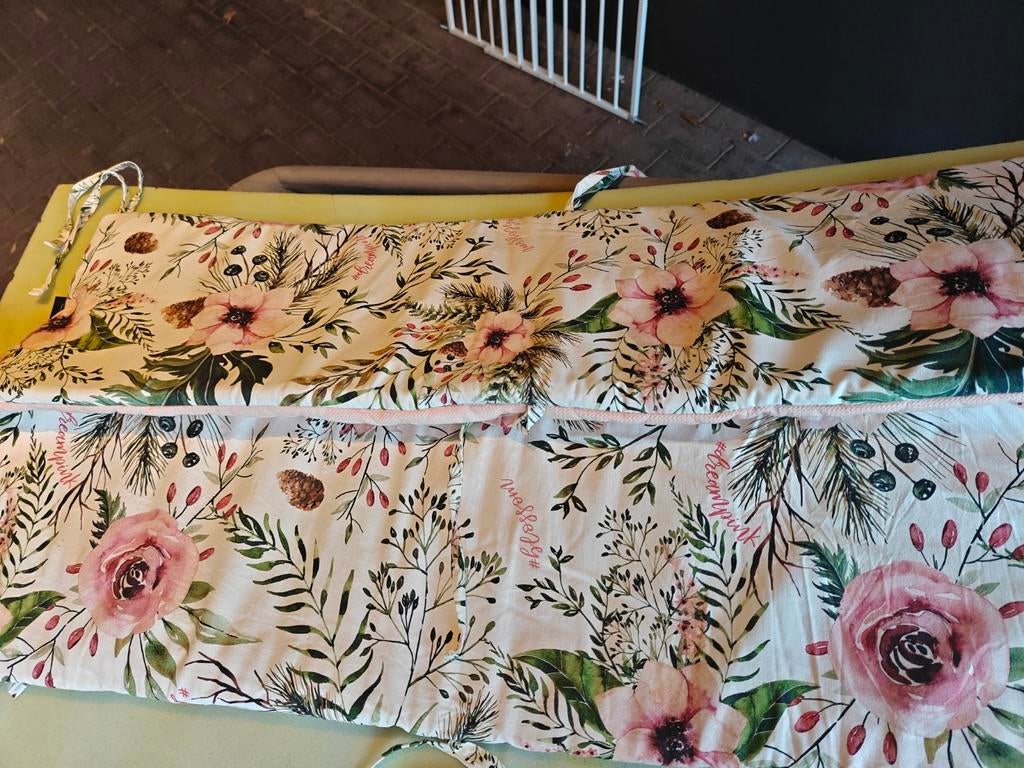 Baby box zijkant beschermer met bloemenprint, Kinderen en Baby's, Boxen, Ophalen, Zo goed als nieuw, Rechthoekig, Boxkleed