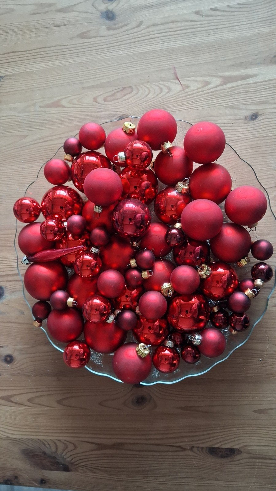 rode glazen kerstballen, Ophalen