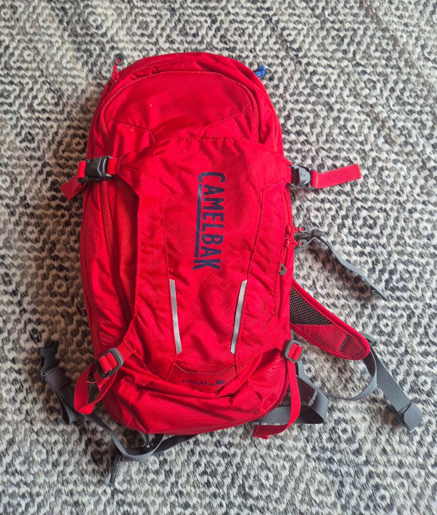 Rugtas Camelbak M.U.L.E. rood/blauw, Sport en Fitness, Bergsport en Wandelen, Zo goed als nieuw, Rugzak, Ophalen