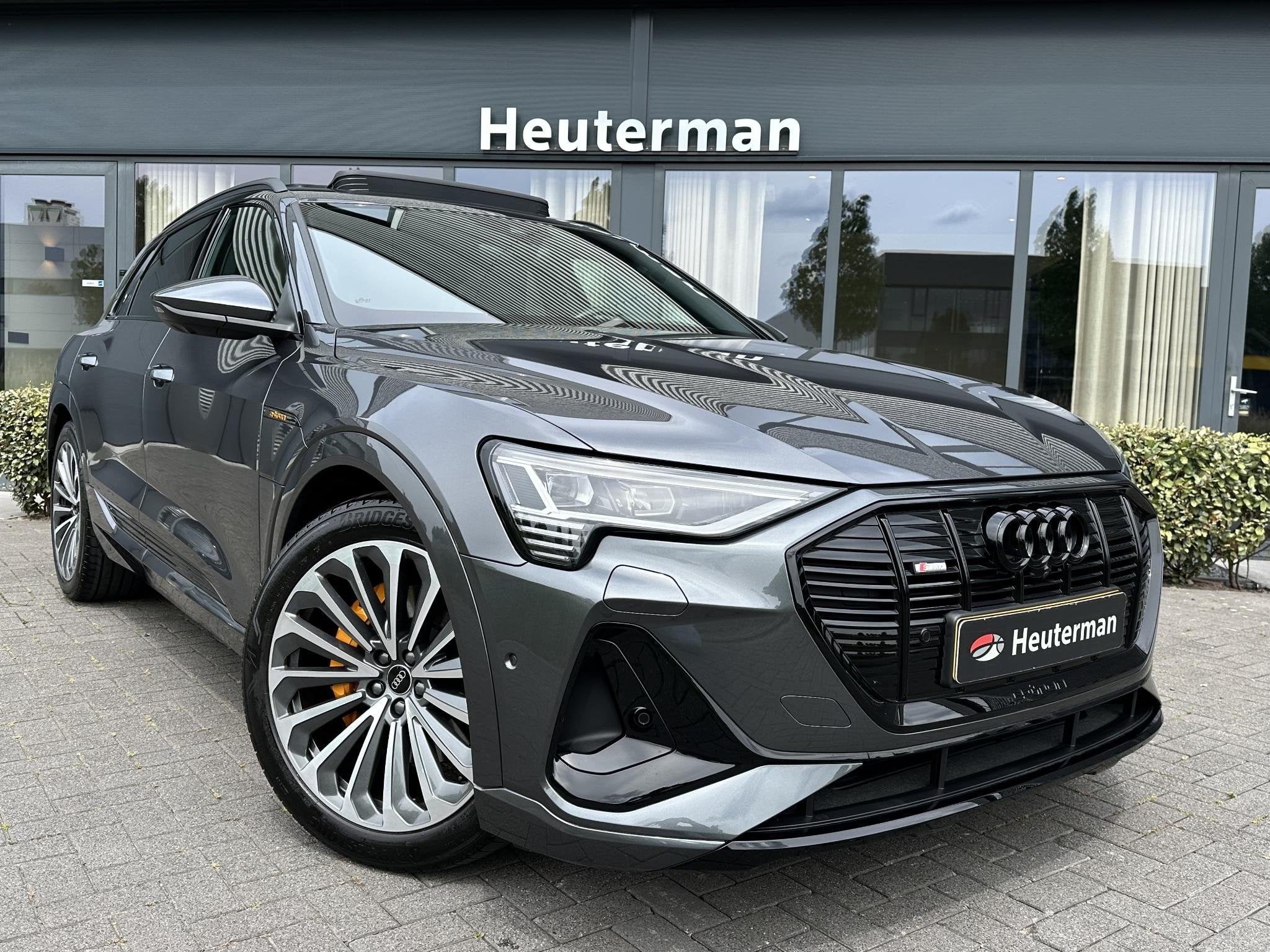 Audi e-tron 55 Quattro S Edition/Pano/Trekhaak/B&O/95%SOH, Automaat, 131 €/maand, Zwart, 95 kWh