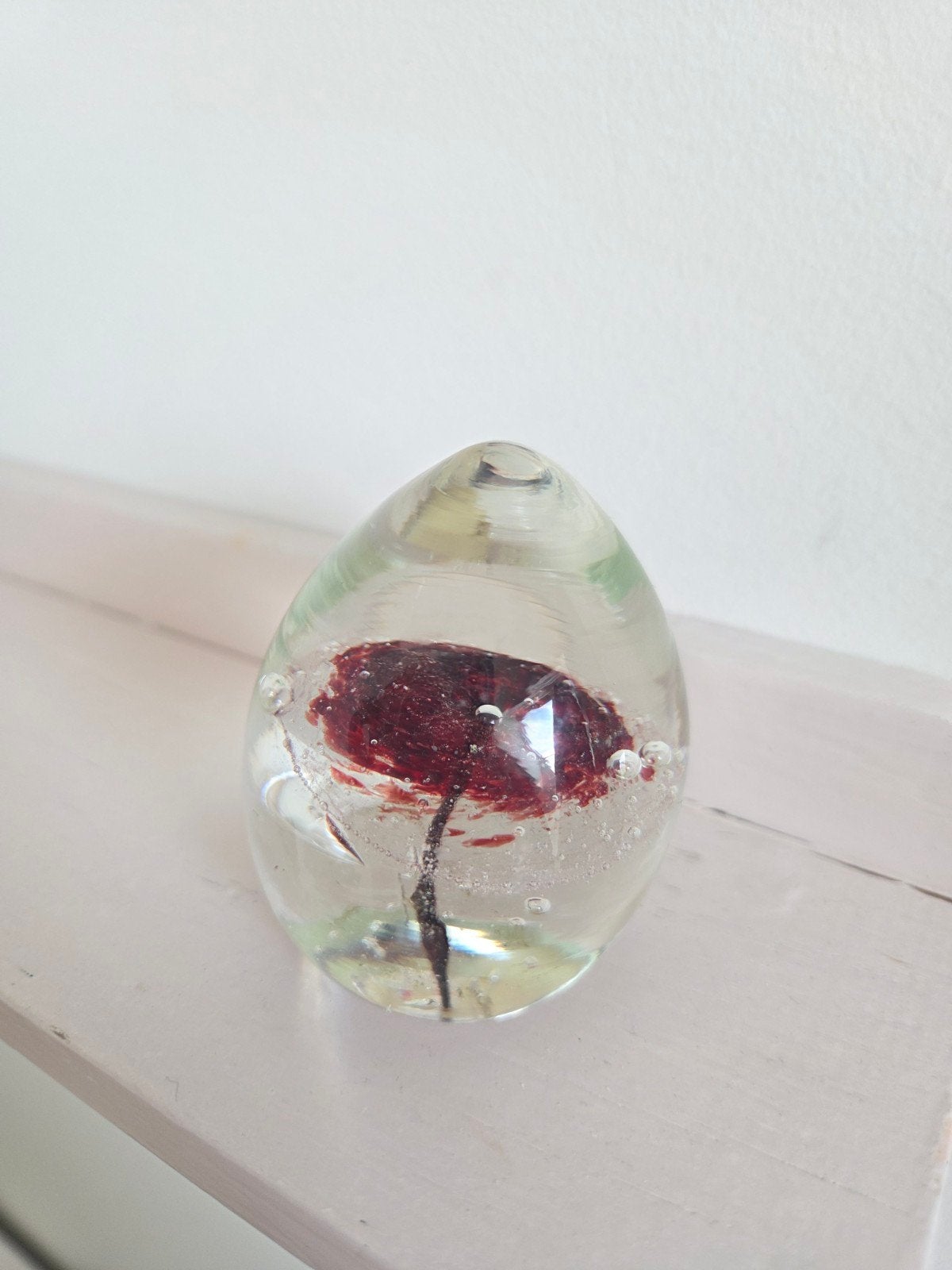 Glazen presse-papier met rode bloem, 203 gram, Vintage, Gebruikt, Meerkleurig, Ophalen of Verzenden