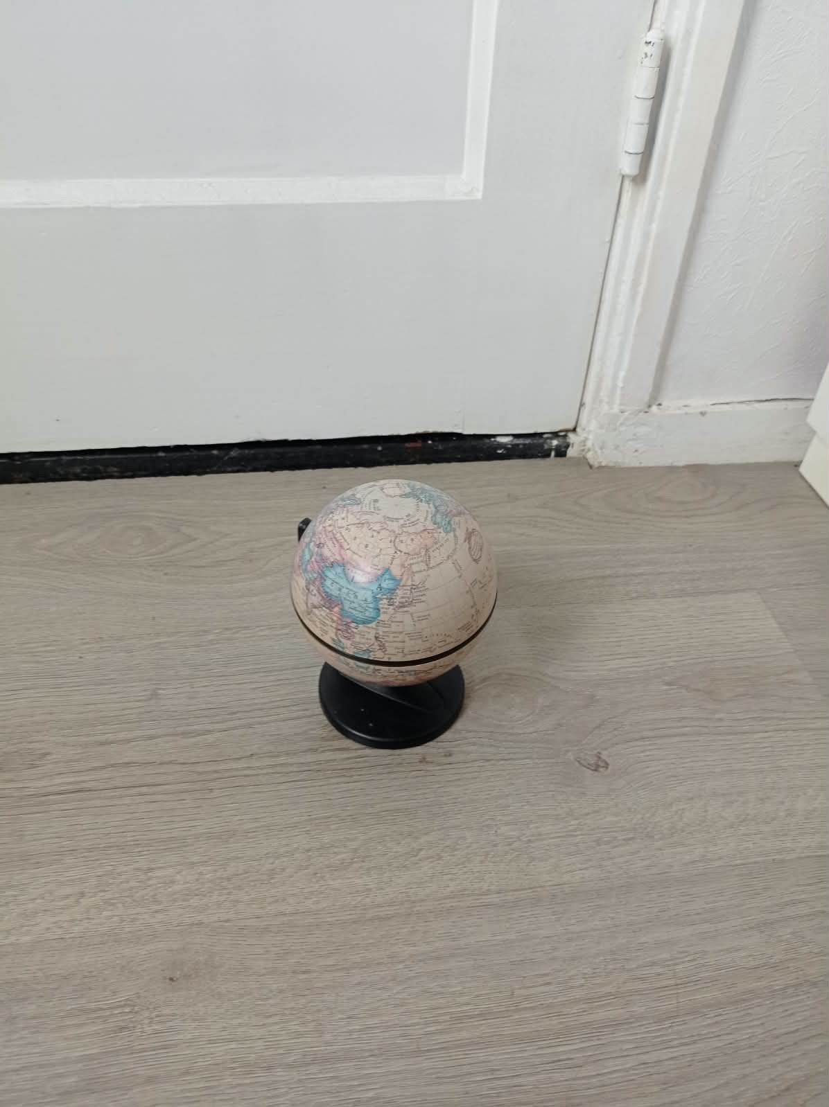 compacte en decoratieve mini-wereldbol is een charmante, Ophalen of Verzenden