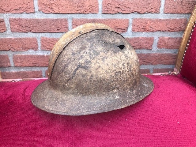 Franse Adrian helm, WO2, bodemvondst, Verzamelen, Militaria | Algemeen, Ophalen of Verzenden, Landmacht, Overige gebieden, Helm of Baret