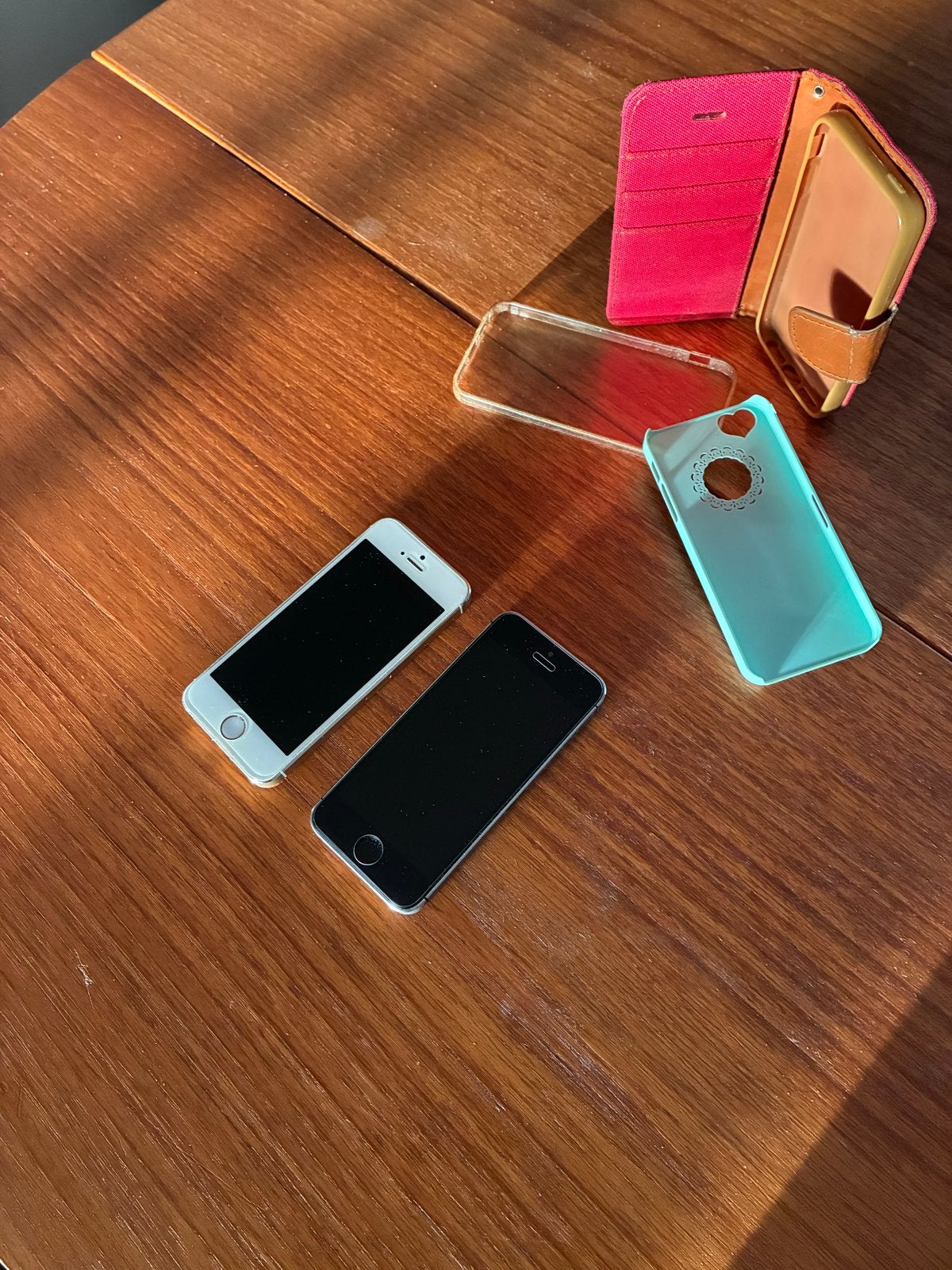 2x iPhone 5S (Goud & Grijs) - Gebruikt, Zonder Simlock, Telecommunicatie, Mobiele telefoons | Apple iPhone, Gebruikt, 16 GB, Ophalen of Verzenden