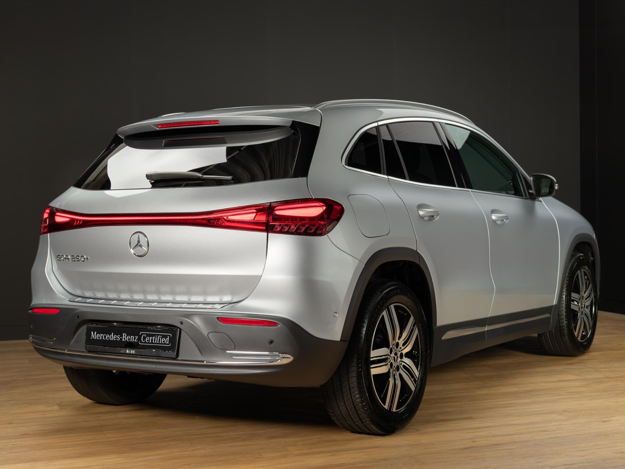 Mercedes-Benz EQA 250+ Business Solution Luxury 71 kWh Panor, Dealer onderhouden, 550 km, Zwart, 445 min